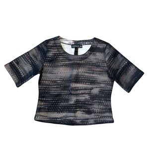 Tierra + Tutu Structured Abstract Black Gray Short Sleeve Cropped Top - J4